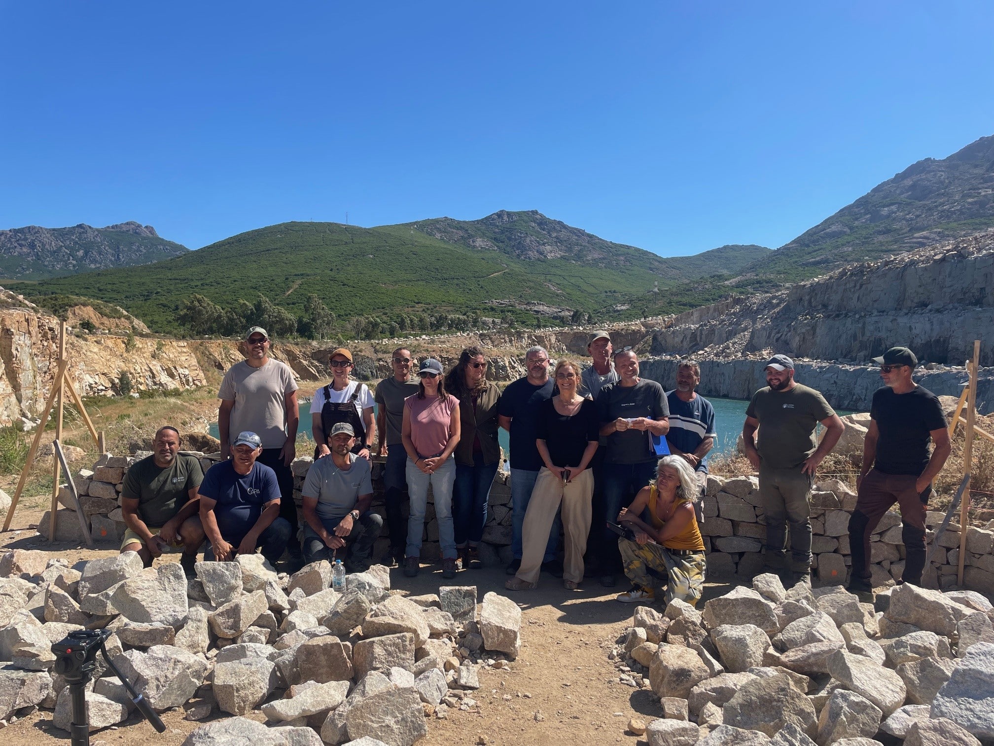 Examen du CQP1 « Intervenir sur un chantier de construction en pierre sèche » : les agents territoriaux évalués à la carrière de Calenzana